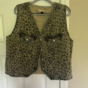 Universal Thread Brown and Black Leopard Print Vest